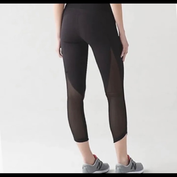 Black yoga sports leggings with mesh at the bottom - Picture 2 of 3